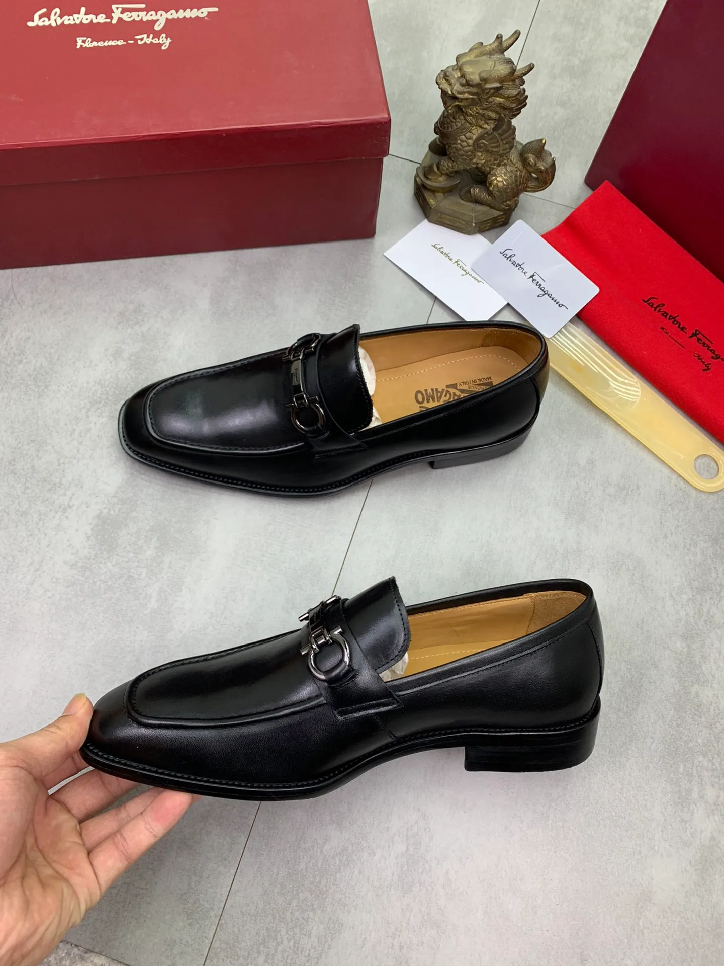 Men's men's shoes 💰P460💰[New style]🆘 Water-dyed cow lining [Ferragamo] Ferragamo's latest men's over-the-foot business leather shoes🇨🇳Official website original 1:1 molding💯The first layer is made of Italian imported calfskin➕Luxurious genuine cowhide lining, soft and comfortable🌴High-end atmosphere, the first choice for men with high taste🍍38-45 Black 🉑️Select